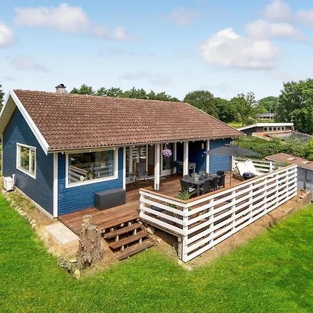 4 Bedroom Gorgeous In Hejls