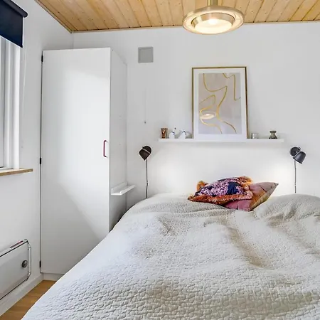 4 Bedroom Gorgeous In Holiday home *